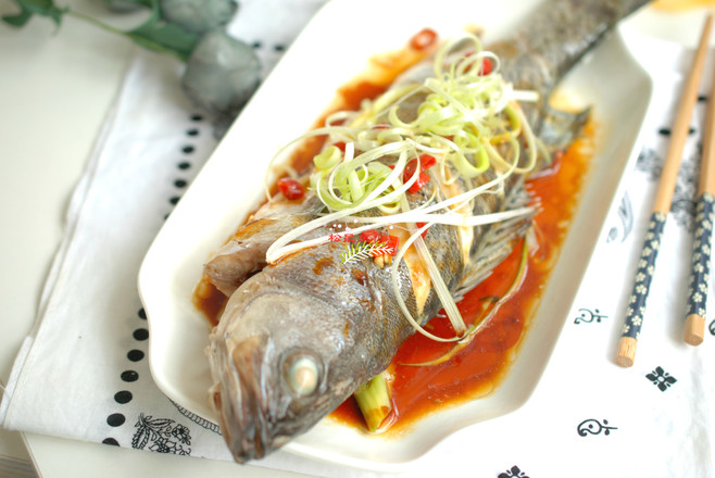 清蒸鱸魚的做法-家常味蒸菜譜-易網健康養生網 清蒸鱸魚的做法-家常味蒸菜譜