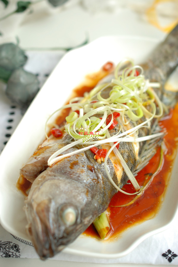 清蒸鱸魚的做法-家常味蒸菜譜-易網健康養生網 清蒸鱸魚的做法-家常味蒸菜譜