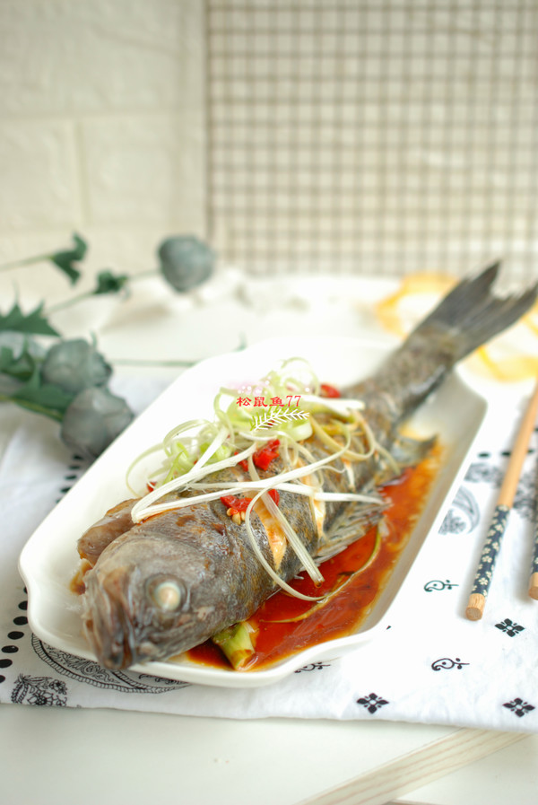 清蒸鱸魚的做法-家常味蒸菜譜-易網健康養生網 清蒸鱸魚的做法-家常味蒸菜譜
