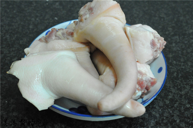 香燜豬尾巴的做法-香辣味炒菜譜-易網<a href=http://www.aoa7937.com/ target=_blank class=infotextkey>健康養生</a>網 香燜豬尾巴的做法-香辣味炒菜譜