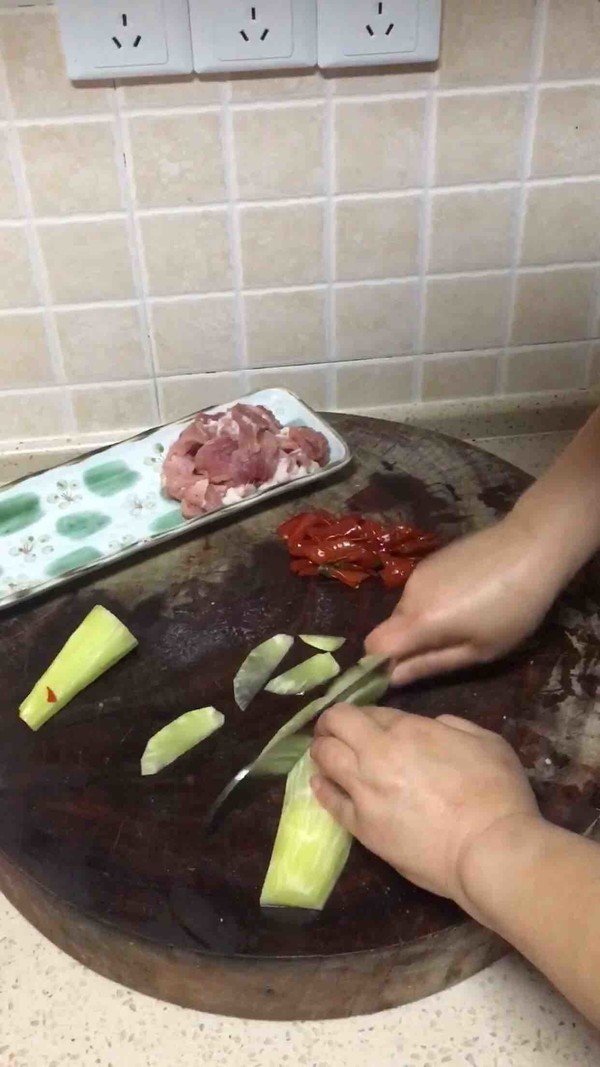 萵苣肉片的做法-家常味炒菜譜