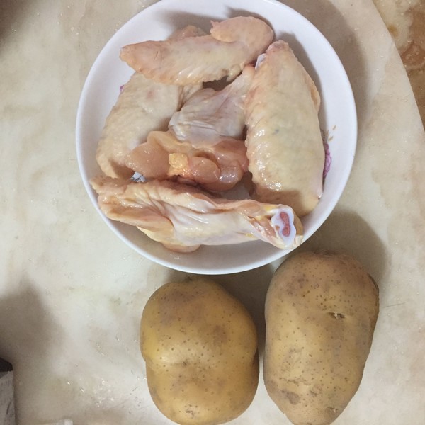 米飯的殺手~砂鍋土豆?fàn)F雞翅的做法-家常味燜菜譜-易網(wǎng)<a href=http://www.aoa7937.com/ target=_blank class=infotextkey>健康養(yǎng)生</a>網(wǎng) 米飯的殺手~砂鍋土豆?fàn)F雞翅的做法-家常味燜菜譜