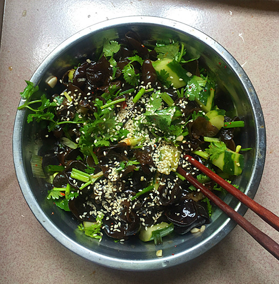 黃瓜拌黑木耳的做法-酸辣味拌菜譜-易網健康養生網 黃瓜拌黑木耳的做法-酸辣味拌菜譜