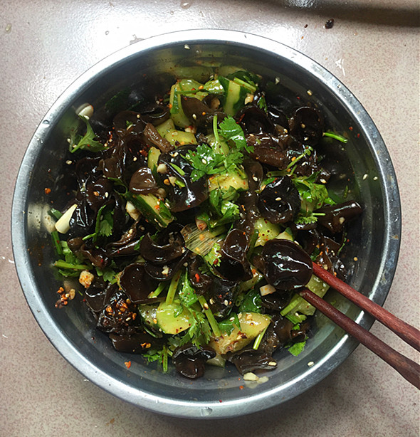 黃瓜拌黑木耳的做法-酸辣味拌菜譜-易網健康養生網 黃瓜拌黑木耳的做法-酸辣味拌菜譜