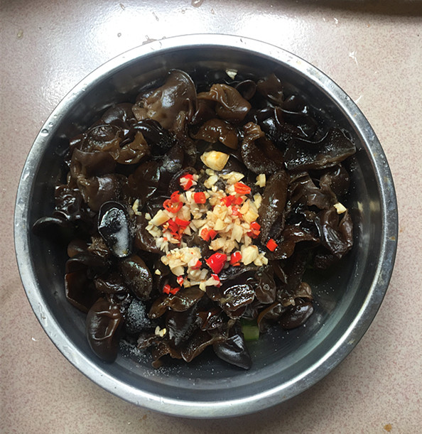 黃瓜拌黑木耳的做法-酸辣味拌菜譜-易網健康養生網 黃瓜拌黑木耳的做法-酸辣味拌菜譜