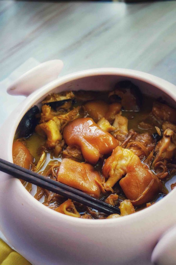 醬汁菌菇蹄尖的做法-家常味燜菜譜-易網(wǎng)健康養(yǎng)生網(wǎng) 醬汁菌菇蹄尖的做法-家常味燜菜譜