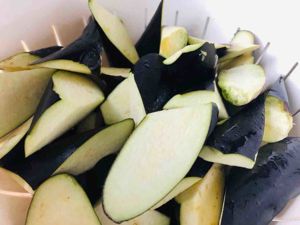 有油水的地三鮮的做法-家常味炒菜譜-易網(wǎng)<a href=http://www.aoa7937.com/ target=_blank class=infotextkey>健康養(yǎng)生</a>網(wǎng) 有油水的地三鮮的做法-家常味炒菜譜