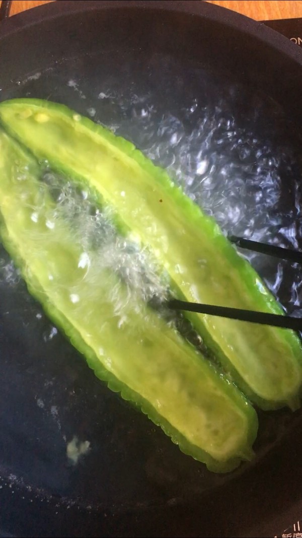 剁椒肉末抱苦瓜的做法-香辣味炒菜譜