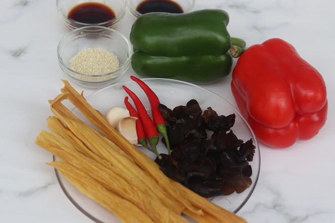 雙椒涼拌腐竹的做法-酸辣味拌菜譜-易網<a href=http://www.aoa7937.com/ target=_blank class=infotextkey>健康養生</a>網 雙椒涼拌腐竹的做法-酸辣味拌菜譜