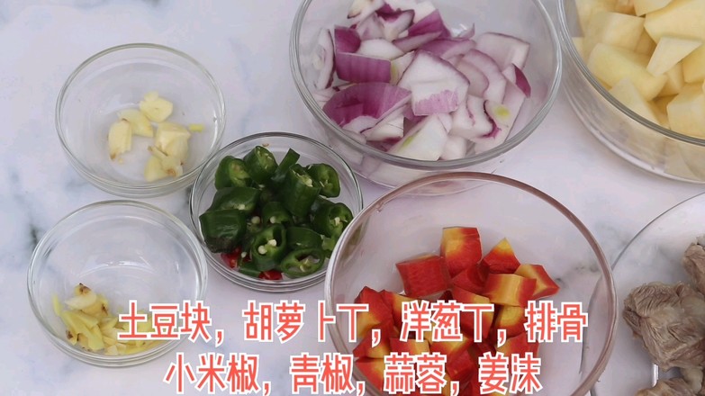 電飯煲排骨土豆飯的做法-咸鮮味煮菜譜-易網<a href=http://www.aoa7937.com/ target=_blank class=infotextkey>健康養生</a>網 電飯煲排骨土豆飯的做法-咸鮮味煮菜譜
