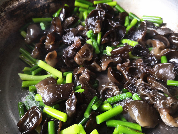 蒜苔炒假鮑魚(yú)的做法-咸鮮味炒菜譜-易網(wǎng)健康養(yǎng)生網(wǎng) 蒜苔炒假鮑魚(yú)的做法-咸鮮味炒菜譜