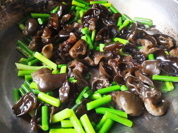 蒜苔炒假鮑魚(yú)的做法-咸鮮味炒菜譜-易網(wǎng)健康養(yǎng)生網(wǎng) 蒜苔炒假鮑魚(yú)的做法-咸鮮味炒菜譜