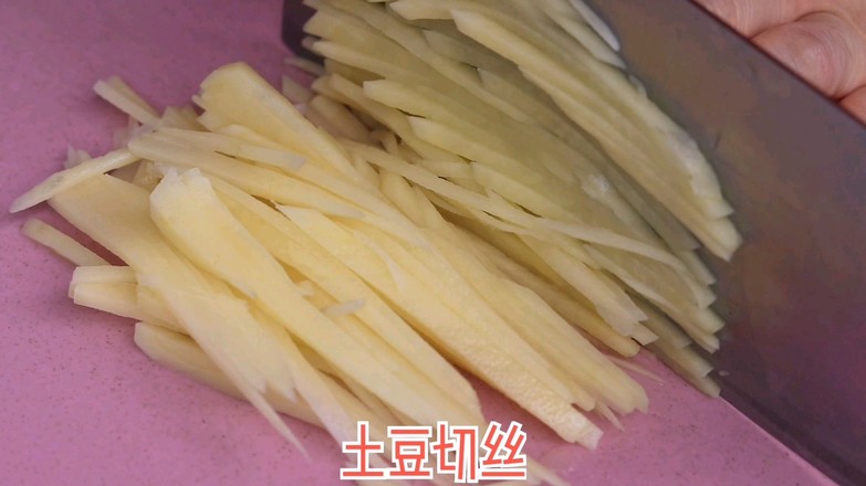 魚(yú)香土豆肉絲的做法-魚(yú)香味炒菜譜-易網(wǎng)<a href=http://www.aoa7937.com/ target=_blank class=infotextkey>健康養(yǎng)生</a>網(wǎng) 魚(yú)香土豆肉絲的做法-魚(yú)香味炒菜譜