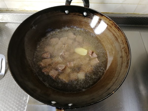 青紅椒土豆燉牛肉的做法-咸鮮味燉菜譜-易網健康養生網 青紅椒土豆燉牛肉的做法-咸鮮味燉菜譜