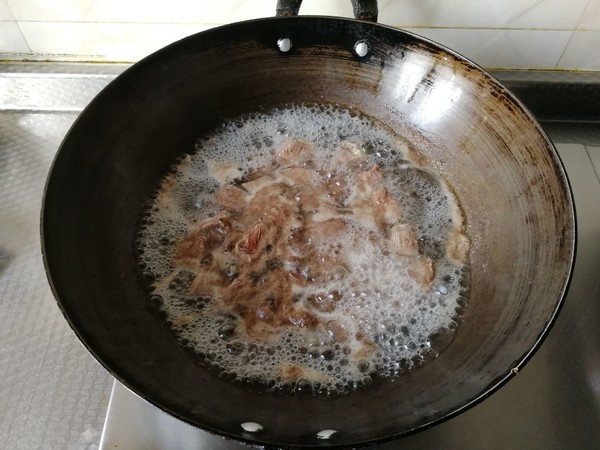 青紅椒土豆燉牛肉的做法-咸鮮味燉菜譜-易網<a href=http://www.aoa7937.com/ target=_blank class=infotextkey>健康養生</a>網 青紅椒土豆燉牛肉的做法-咸鮮味燉菜譜