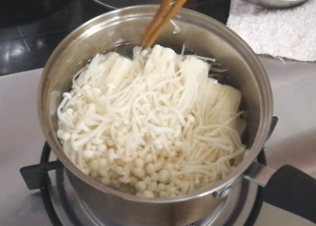 涼拌金針菇的做法-酸甜味拌菜譜-易網(wǎng)<a href=http://www.aoa7937.com/ target=_blank class=infotextkey>健康養(yǎng)生</a>網(wǎng) 涼拌金針菇的做法-酸甜味拌菜譜