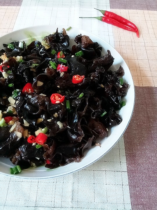 涼拌黑木耳的做法-酸辣味拌菜譜-易網健康養生網 涼拌黑木耳的做法-酸辣味拌菜譜