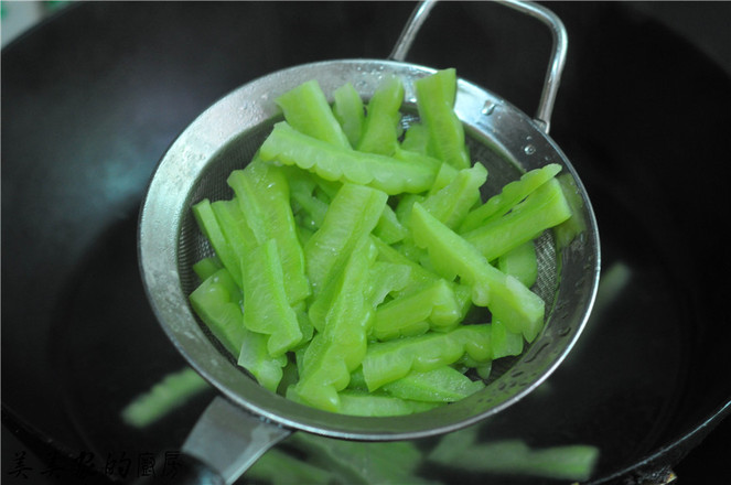 咸蛋黃焗苦瓜的做法-家常味炒菜譜-易網健康養生網 咸蛋黃焗苦瓜的做法-家常味炒菜譜