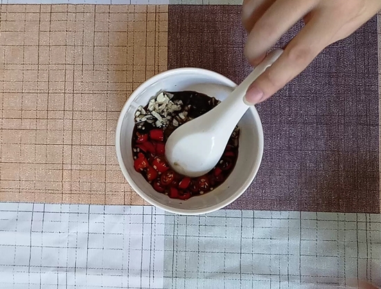 涼拌黑木耳的做法-酸辣味拌菜譜