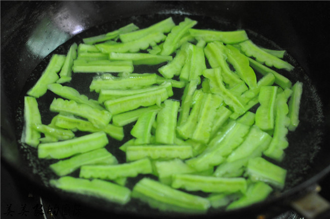 咸蛋黃焗苦瓜的做法-家常味炒菜譜-易網健康養生網 咸蛋黃焗苦瓜的做法-家常味炒菜譜
