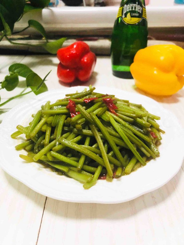 素炒山芋藤的做法-家常味炒菜譜-易網(wǎng)健康養(yǎng)生網(wǎng) 素炒山芋藤的做法-家常味炒菜譜
