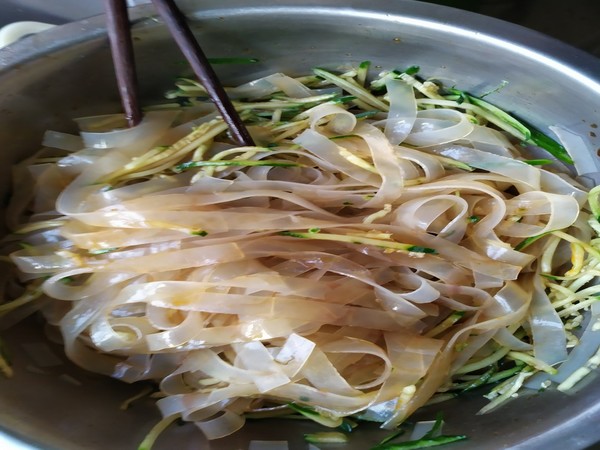 霸王超市～黃瓜涼拌粉皮的做法-咸鮮味拌菜譜