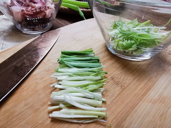 五分鐘撤離廚房的快手菜,好吃停不下來的——蔥絲涼拌八帶爪的做法-咸鮮味拌菜譜-易網(wǎng)健康養(yǎng)生網(wǎng) 五分鐘撤離廚房的快手菜,好吃停不下來的——蔥絲涼拌八帶爪的做法-咸鮮味拌菜譜