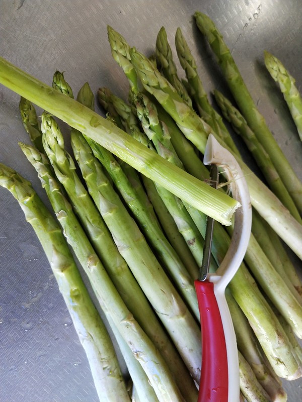 蒜香油淋蘆筍的做法-酸辣味拌菜譜-易網(wǎng)<a href=http://www.aoa7937.com/ target=_blank class=infotextkey>健康養(yǎng)生</a>網(wǎng) 蒜香油淋蘆筍的做法-酸辣味拌菜譜