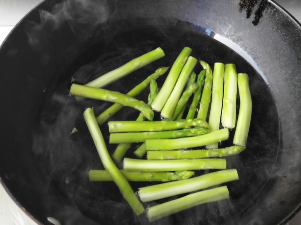 蒜香油淋蘆筍的做法-酸辣味拌菜譜-易網(wǎng)健康養(yǎng)生網(wǎng) 蒜香油淋蘆筍的做法-酸辣味拌菜譜