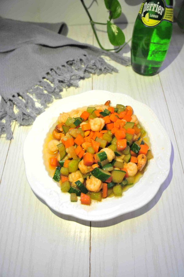 黃瓜胡蘿卜炒蝦仁的做法-家常味炒菜譜-易網健康養生網 黃瓜胡蘿卜炒蝦仁的做法-家常味炒菜譜