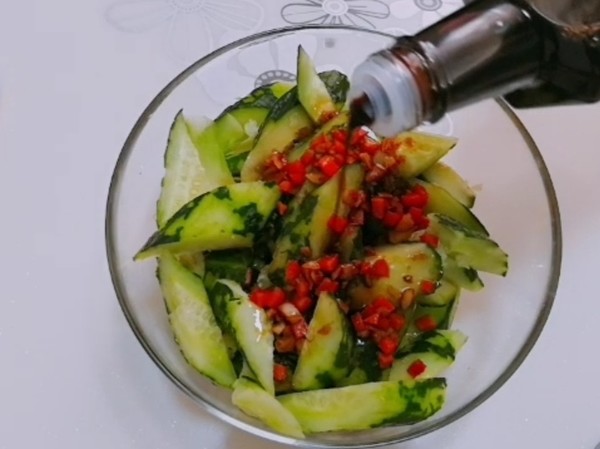 涼拌青瓜的做法-家常味拌菜譜-易網健康養生網 涼拌青瓜的做法-家常味拌菜譜