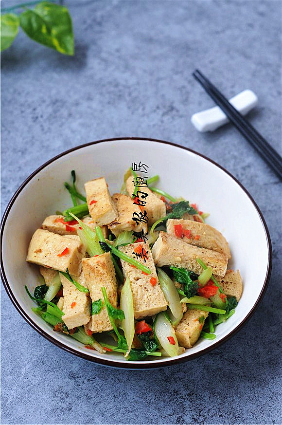 白菜苔炒凍豆腐的做法-家常味炒菜譜-易網(wǎng)健康養(yǎng)生網(wǎng) 白菜苔炒凍豆腐的做法-家常味炒菜譜