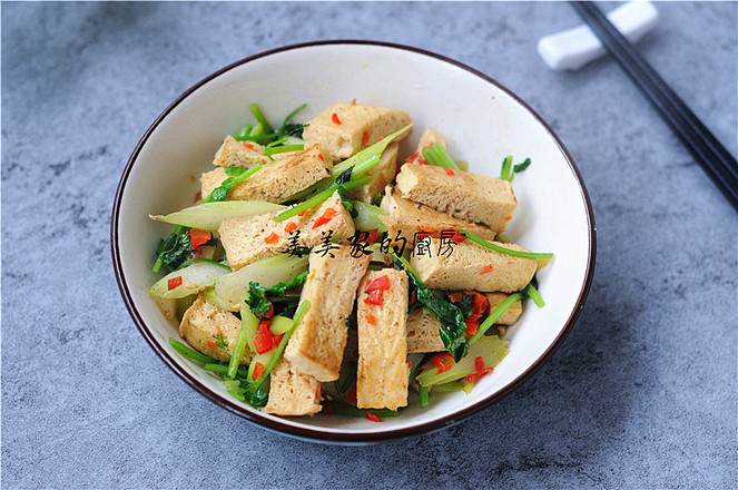 白菜苔炒凍豆腐的做法-家常味炒菜譜-易網(wǎng)健康養(yǎng)生網(wǎng) 白菜苔炒凍豆腐的做法-家常味炒菜譜