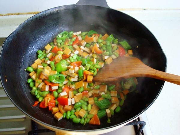毛豆香干炒肉丁的做法-咸鮮味炒菜譜-易網健康養生網 毛豆香干炒肉丁的做法-咸鮮味炒菜譜