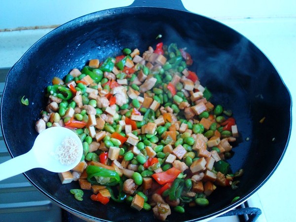 毛豆香干炒肉丁的做法-咸鮮味炒菜譜-易網健康養生網 毛豆香干炒肉丁的做法-咸鮮味炒菜譜