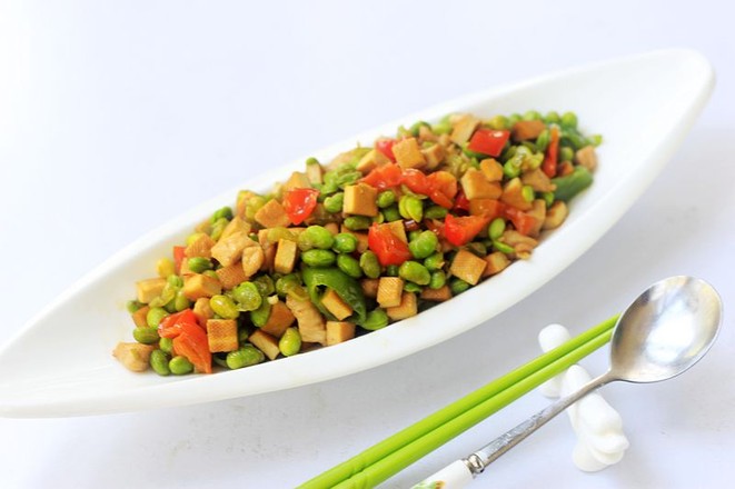 毛豆香干炒肉丁的做法-咸鮮味炒菜譜-易網健康養生網 毛豆香干炒肉丁的做法-咸鮮味炒菜譜