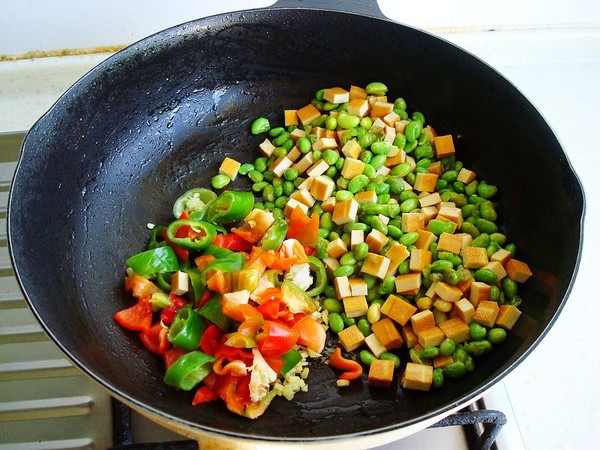 毛豆香干炒肉丁的做法-咸鮮味炒菜譜-易網健康養生網 毛豆香干炒肉丁的做法-咸鮮味炒菜譜