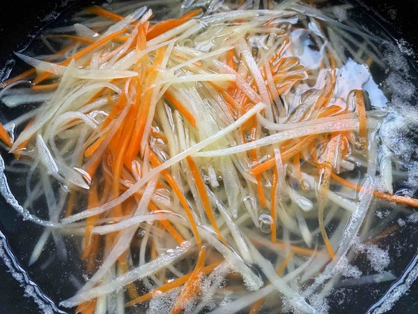 涼拌土豆絲的做法-家常味拌菜譜