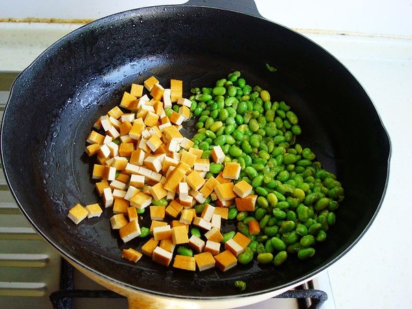 毛豆香干炒肉丁的做法-咸鮮味炒菜譜-易網健康養生網 毛豆香干炒肉丁的做法-咸鮮味炒菜譜