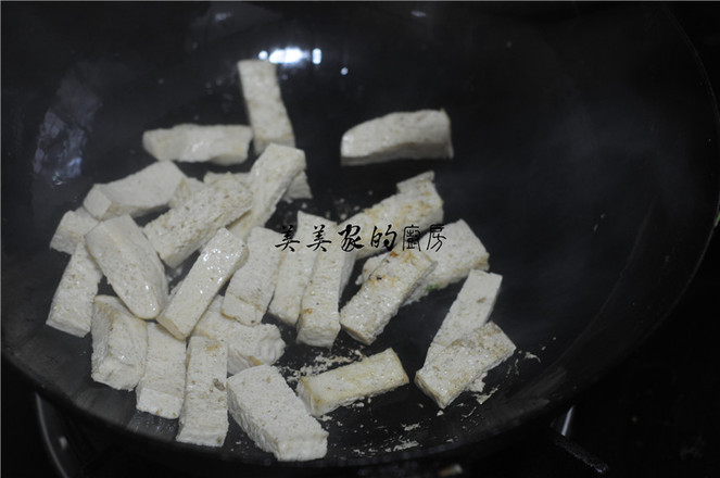 白菜苔炒凍豆腐的做法-家常味炒菜譜-易網(wǎng)健康養(yǎng)生網(wǎng) 白菜苔炒凍豆腐的做法-家常味炒菜譜