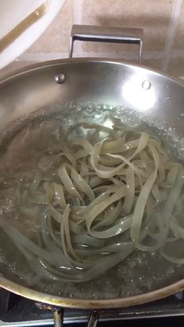 酸辣茭白薯粉的做法-酸辣味煮菜譜
