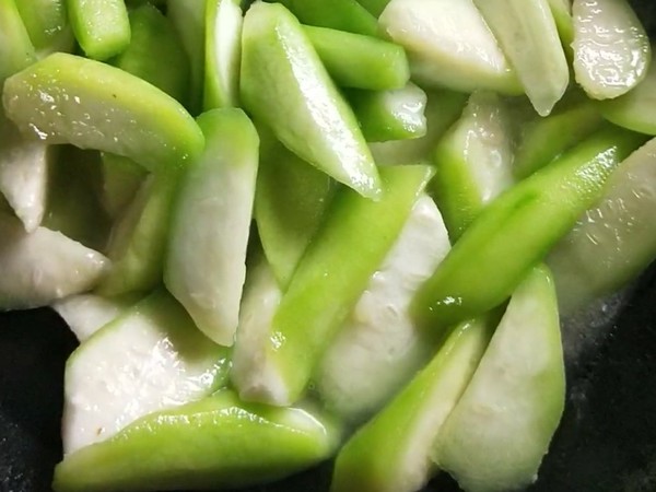 青炒絲瓜的做法-咸鮮味炒菜譜