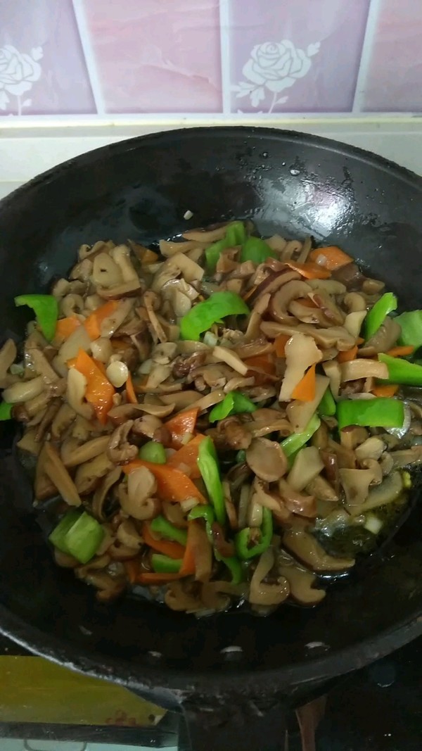 尖椒炒口蘑的做法-家常味炒菜譜