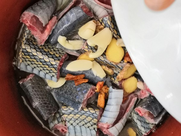 火腿肉燉烏梢蛇的做法-咸鮮味燉菜譜