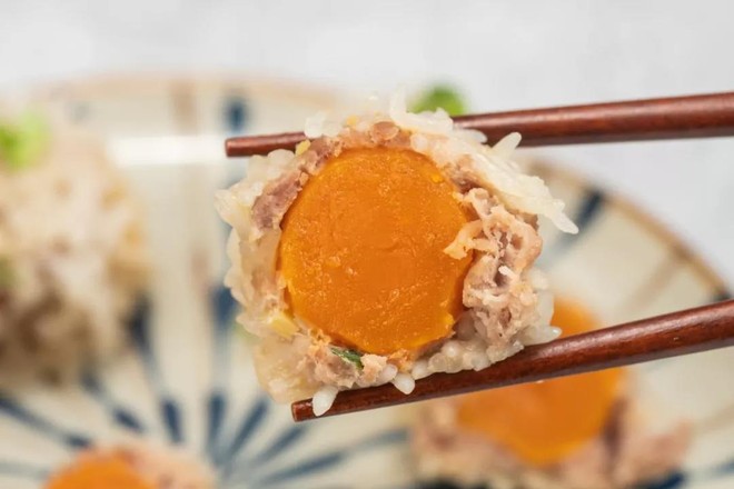 咸蛋黃珍珠丸子的做法-家常味蒸菜譜-易網(wǎng)健康養(yǎng)生網(wǎng) 咸蛋黃珍珠丸子的做法-家常味蒸菜譜