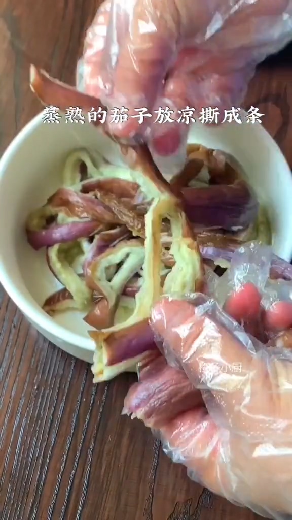 手撕茄條的做法-咸鮮味蒸菜譜