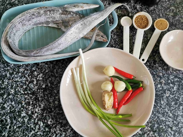香辣帶魚的做法-香辣味烤菜譜-易網<a href=http://www.aoa7937.com/ target=_blank class=infotextkey>健康養生</a>網 香辣帶魚的做法-香辣味烤菜譜