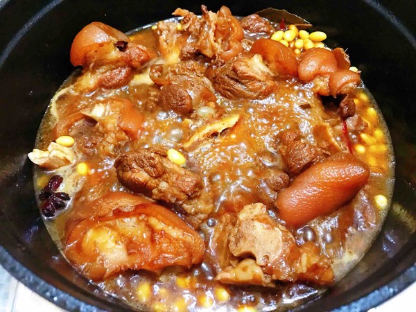 黃豆悶豬蹄的做法-家常味燒菜譜
