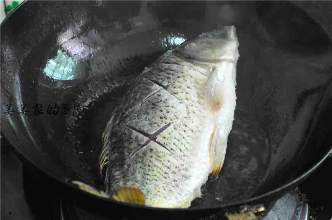 紫蘇燒鯉魚的做法-家常味燒菜譜-易網(wǎng)健康養(yǎng)生網(wǎng) 紫蘇燒鯉魚的做法-家常味燒菜譜