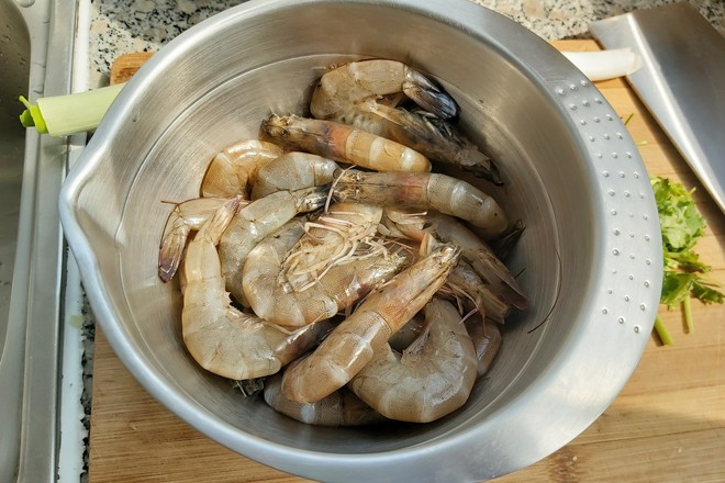紅燒大蝦的做法-咸鮮味炒菜譜-易網<a href=http://www.aoa7937.com/ target=_blank class=infotextkey>健康養生</a>網 紅燒大蝦的做法-咸鮮味炒菜譜